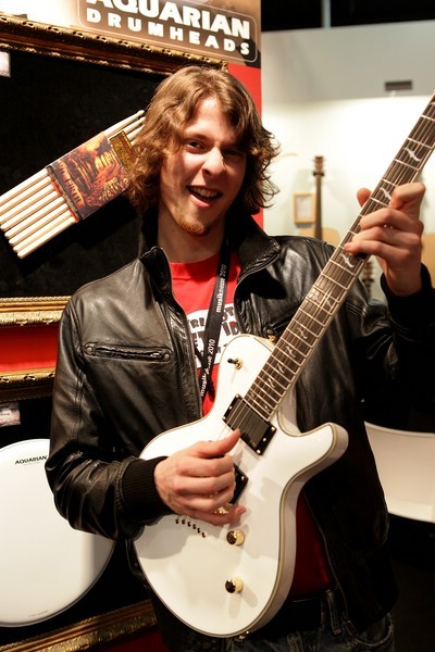Leadgitarrist 2010: Johannes Kohrs nimmt seinen Preis, eine Dean Deceiver, auf der Musikmesse in Frankfurt entgegen.
