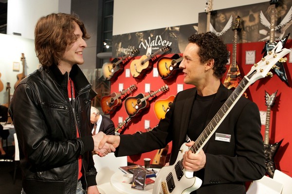 Leadgitarrist 2010: Johannes Kohrs nimmt seinen Preis, eine Dean Deceiver, auf der Musikmesse in Frankfurt entgegen.